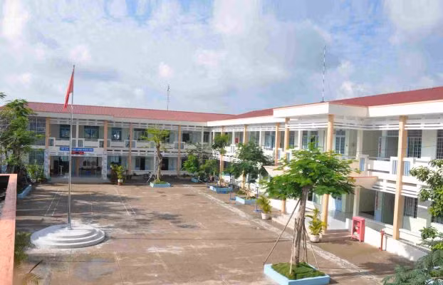 Chó xông vào trường cắn 6 học sinh