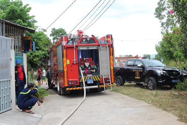 Khoảng gần 100 người từ nhiều đơn vị nhanh chóng được điều động, tăng cường đến hiện trường.