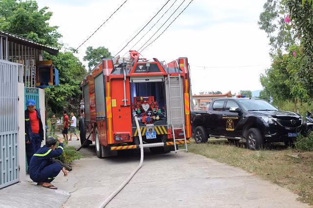 Khoảng gần 100 người từ nhiều đơn vị nhanh chóng được điều động, tăng cường đến hiện trường.