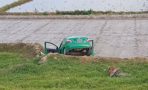 Chiếc taxi bị hư hỏng nặng sau khi lao xuống ruộng. Ảnh:Công an cung cấp. Chiếc taxi bị hư hỏng nặng sau khi lao xuống ruộng. Ảnh: Công an cung cấp.