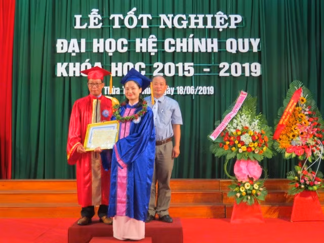PGS.TS Lê Anh Phương – Hiệu trưởng Trường Đại học sư phạm Huế trao bằng tốt nghiệp ĐH cho tân cử nhân khóa học 2015-2019