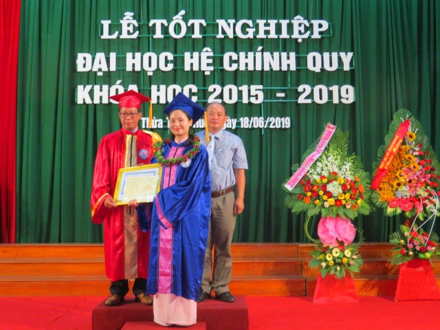PGS.TS Lê Anh Phương – Hiệu trưởng Trường Đại học sư phạm Huế trao bằng tốt nghiệp ĐH cho tân cử nhân khóa học 2015-2019 PGS.TS Lê Anh Phương – Hiệu trưởng Trường Đại học sư phạm Huế trao bằng tốt nghiệp ĐH cho tân cử nhân khóa học 2015-2019