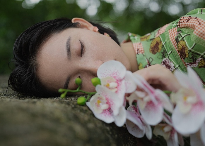 Đàn bà càng tổn thương càng trở nên gai góc, đàn ông càng bi lụy càng dễ thành kẻ đớn hèn