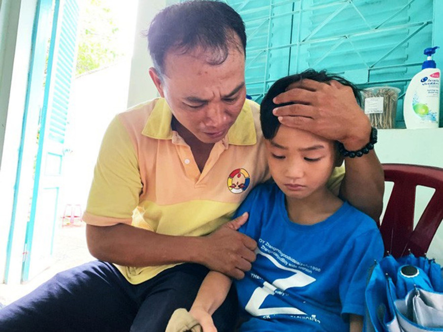 Sau 4 tháng đi tìm, anh Trần Thanh Lộc đã gặp lại con trai Trần Hưng Quốc vào ngày 3/7. Ảnh: Internet