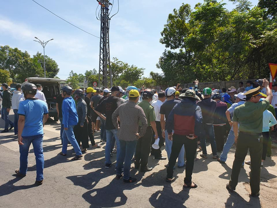 Nhiều người dân tập trung trước đường vào bãi rác Khánh Sơn Nhiều người dân tập trung trước đường vào bãi rác Khánh Sơn