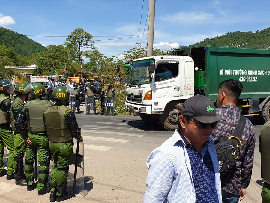 Lực lượng Cảnh sát phải rất khó khăn mới mở đường cho xe vào bãi rác Lực lượng Cảnh sát phải rất khó khăn mới mở đường cho xe vào bãi rác