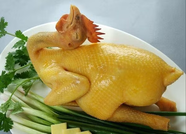 Cách luộc gà ngon, đảm bảo da vàng bóng, giòn sần sật, chỉ cần cho thêm thứ này vào