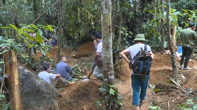 Không tìm được đá quý bạc tỷ, người dân nườm nượp kéo nhau xuống núi - 2
