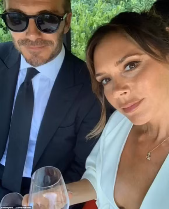 Loạt ảnh khiến dân tình nổ mắt ghen tị” về sự yêu chiều vợ của David Beckham nhân kỷ niệm 20 năm ngày cưới-5