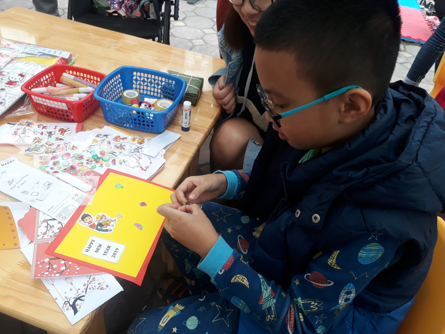 Những chiếc lì xì được chính tay bé tạo ra.