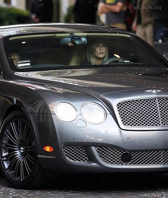 Jennifer Aniston owns many luxury cars. Photo: Murai.
