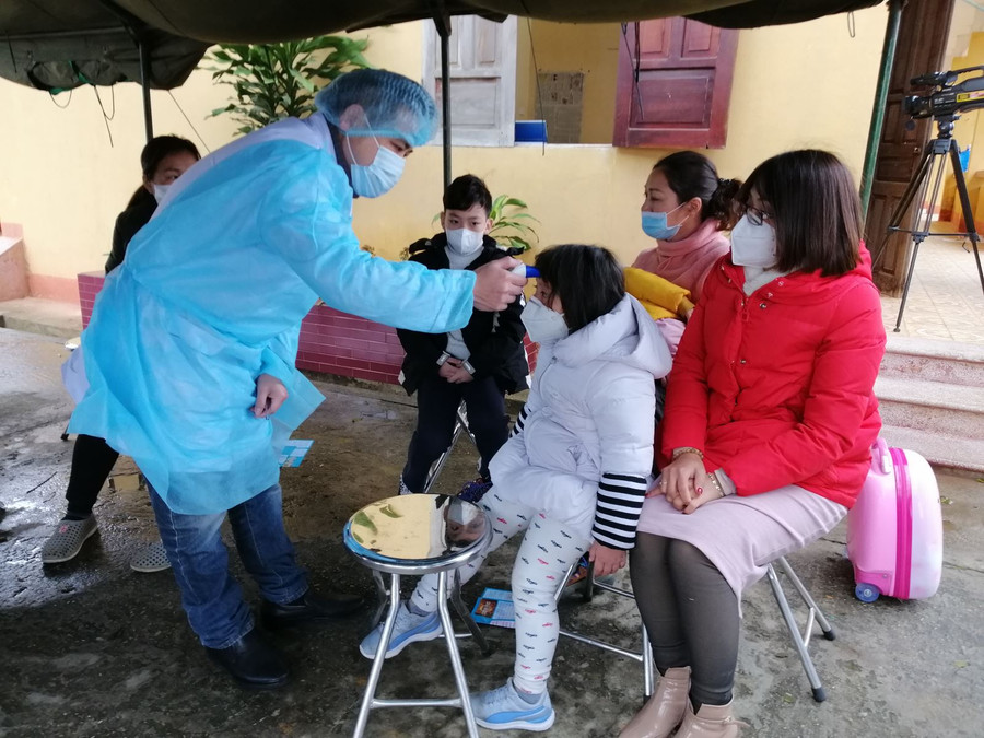 Cán bộ y tế tỉnh Lạng Sơn kiểm tra sức khỏe ban đầu đối với các công dân Việt Nam trở về từ Trung Quốc trước khi tiếp nhận vào Trung đoàn 123. Cán bộ y tế tỉnh Lạng Sơn kiểm tra sức khỏe ban đầu đối với các công dân Việt Nam trở về từ Trung Quốc trước khi tiếp nhận vào Trung đoàn 123.