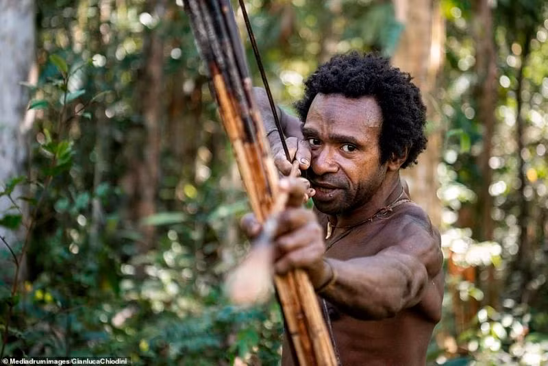 Một số người tin rằng, bộ lạc Korowai ăn thịt người nhưng những người khác nói rằng đây là một huyền thoại nhằm thu hút sự chú ý và thúc đẩy du lịch.