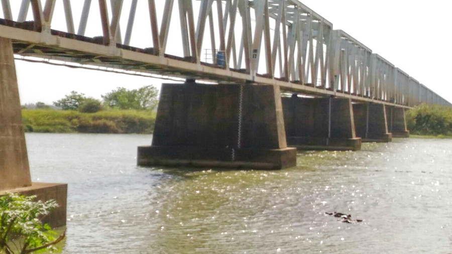 Vị trí nạn nhân rơi xuống sông từ nền chân trụ bê tông cầu đường sắt Đà Rằng.