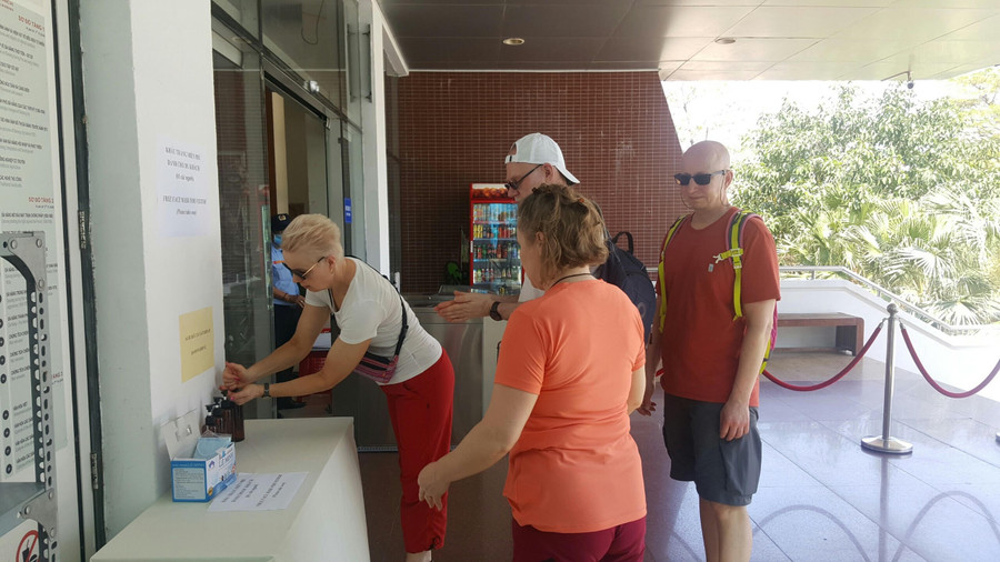 Du khách được phát khẩu trang và rửa tay sát khuẩn trước khi vào tham quan Bảo tàng Đà Nẵng.