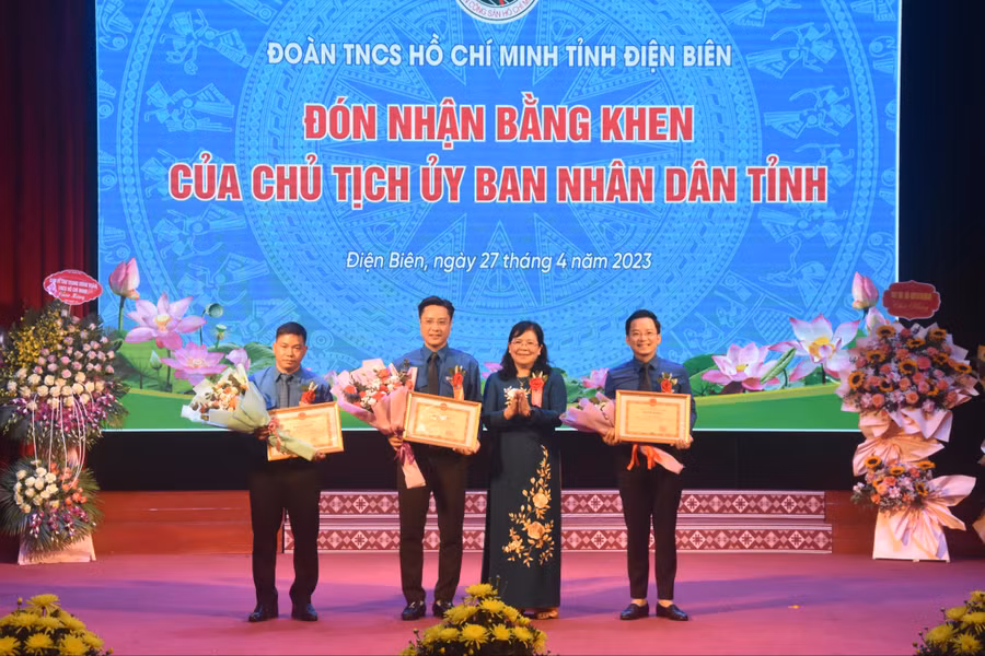 Bà Giàng Thị Hoa (thứ 2 bên phải) trao Bằng khen cho tập thể và các cá nhân có thành tích xuất sắc.