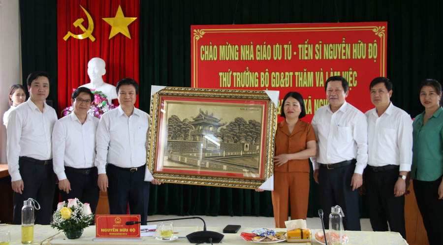 Thứ trưởng Bộ GD&amp;ĐT Nguyễn Hữu Độ (thứ 3 bên trái) tặng quà lưu niệm cho Phòng GD&amp;ĐT thị xã Nghĩa Lộ.