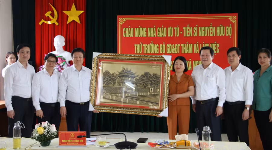 Thứ trưởng Bộ GD&amp;ĐT Nguyễn Hữu Độ (thứ 3 bên trái) tặng quà lưu niệm cho Phòng GD&amp;ĐT thị xã Nghĩa Lộ.