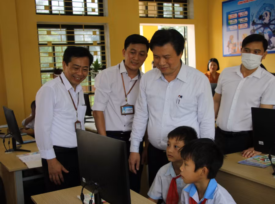 Thứ trưởng Nguyễn Hữu Độ cùng các đại biểu thăm phòng máy mới của nhà trường.