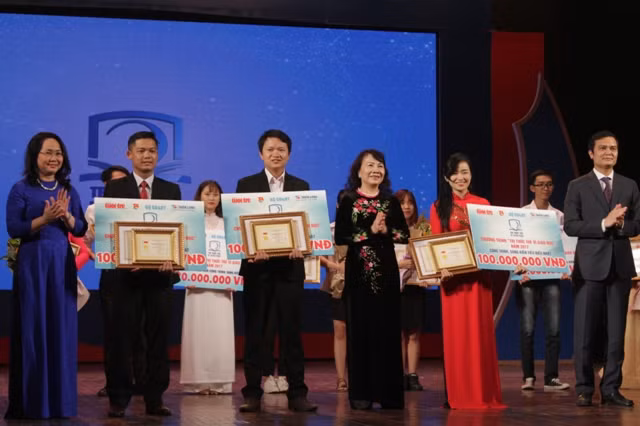 Thứ trưởng Bộ GD&ĐT Nguyễn Thị Nghĩa (đứng giữa) trao giải cho 3 công trình xuất sắc nhất.