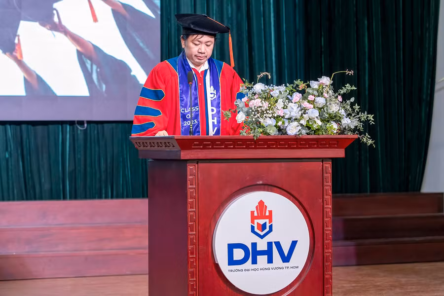 TS Trần Việt Anh, Phó hiệu trưởng ĐH Hùng Vương TPHCM phát biểu.