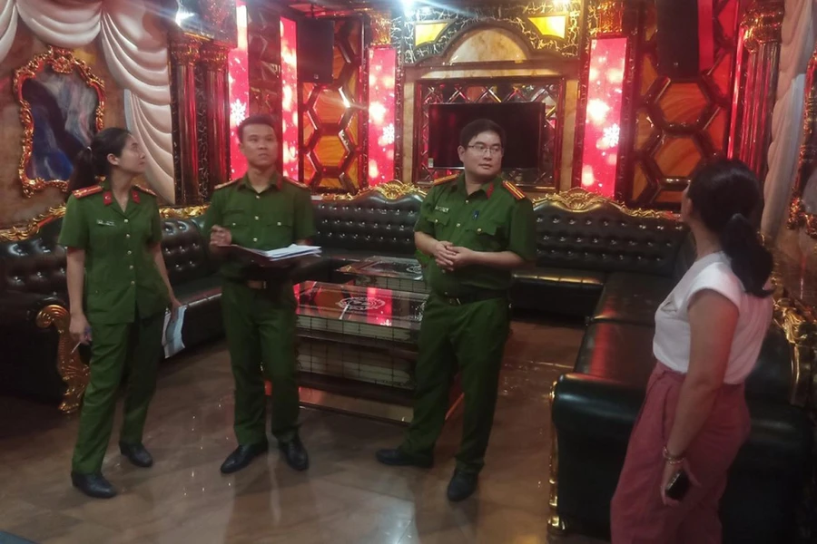 Công an Nghệ An kiểm tra công tác phòng, chống cháy nổ tại các cơ sở kinh doanh dịch vụ karaoke.