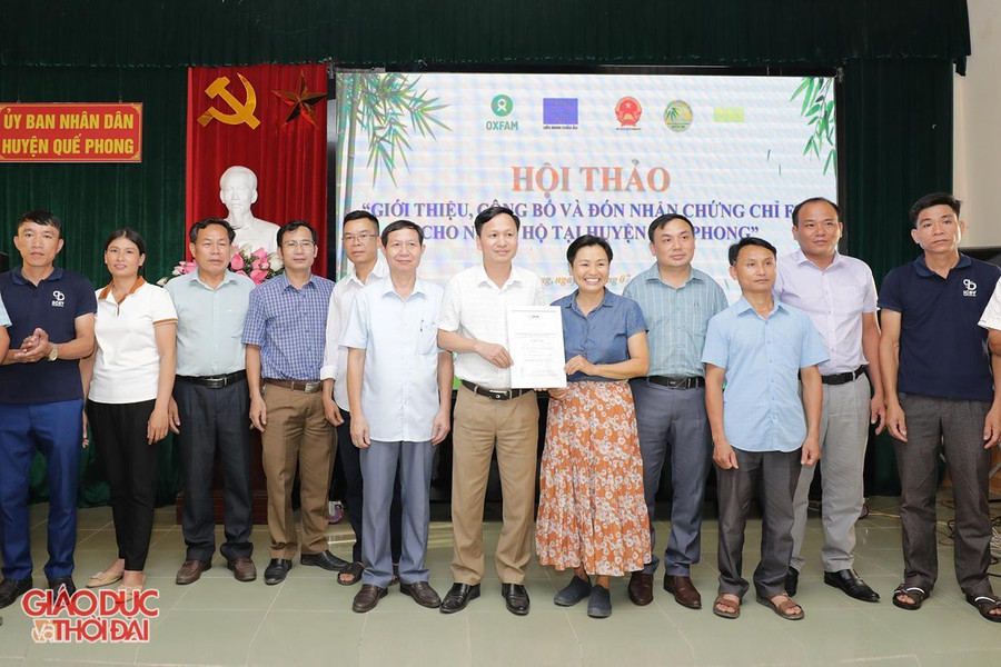 Lãnh đạo UBND huyện Quế Phong cùng người dân đón nhận chứng chỉ FSC. Lãnh đạo UBND huyện Quế Phong cùng người dân đón nhận chứng chỉ FSC.