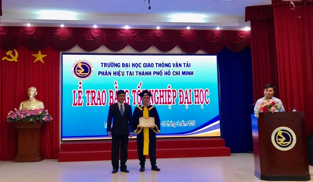 Sinh viên tốt nghiệp thủ khoa toàn khóa học được vinh danh, khen thưởng tại lễ tốt nghiệp