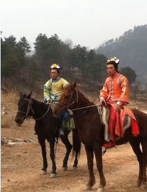 Ngoài tuyệt chiêu "tự cưỡi tự lắc" ra thì thỉnh thoảng đoàn làm phim còn sử dụng cả diễn viên đóng thế. Trớ trêu thay là hầu hết các nữ diễn viên đóng thế cũng không biết cưỡi ngựa.