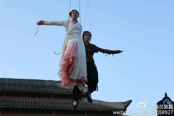 Tiểu Long Nữ (Trần Nghiên Hy) và Dương Quá (Ngô Lỗi) bay bằng dây cáp trong Tân Thần Điêu Đại Hiệp. Tiểu Long Nữ (Trần Nghiên Hy) và Dương Quá (Ngô Lỗi) bay bằng dây cáp trong Tân Thần Điêu Đại Hiệp.