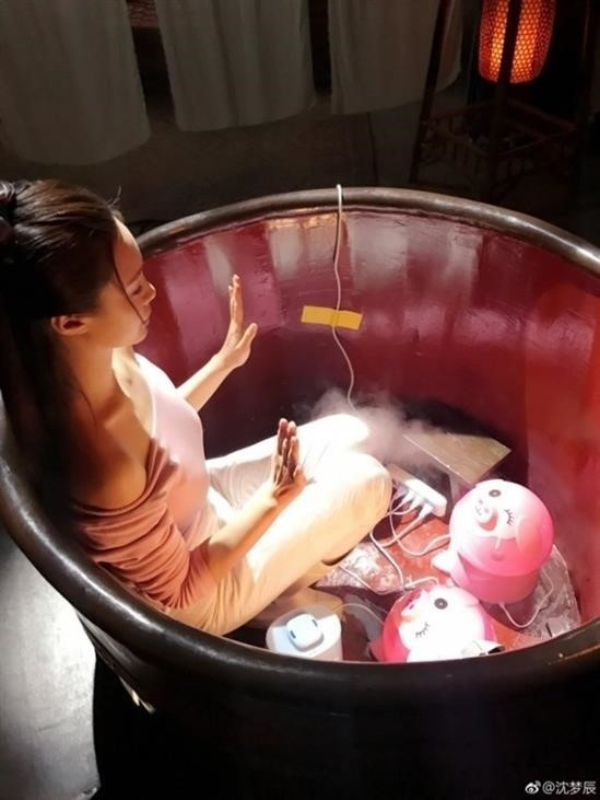 Nhiều người sau khi xem được cảnh này đã nhắm mắt, ôm bụng, phì cười. Không biết, "tắm không dùng nước" liệu có sạch không nhỉ? Nhiều người sau khi xem được cảnh này đã nhắm mắt, ôm bụng, phì cười. Không biết, "tắm không dùng nước" liệu có sạch không nhỉ?