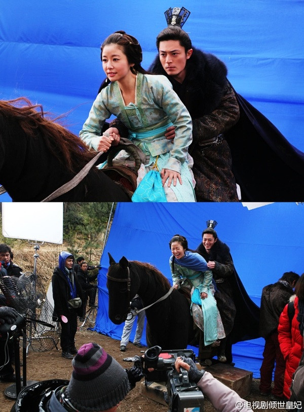 Hoắc Kiến Hoa và Lâm Tâm Như phi ngựa dũng mãnh trong bộ phim "Khuynh Thế Hoàng Phi". Nhưng sự thật thì cả hai chỉ ngồi trên lưng ngựa giả rồi diễn thật sâu! Hoắc Kiến Hoa và Lâm Tâm Như phi ngựa dũng mãnh trong bộ phim "Khuynh Thế Hoàng Phi". Nhưng sự thật thì cả hai chỉ ngồi trên lưng ngựa giả rồi diễn thật sâu!