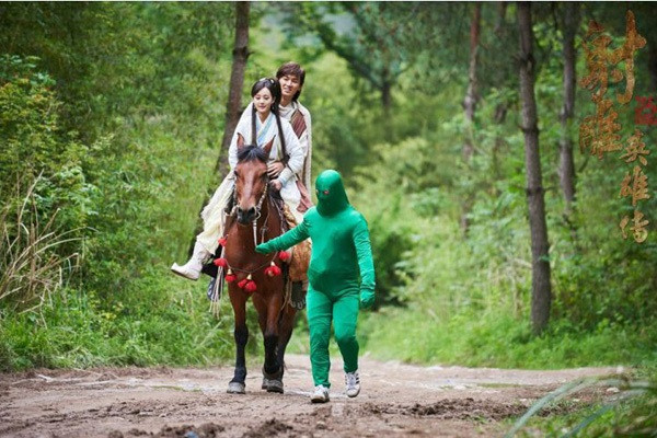 Trong "Tân Anh Hùng Xạ Điêu", thực tế Quách Tĩnh (Dương Húc Văn) và Hoàng Dung (Lý Nhất Đồng) đã phải sử dụng đến anh "người xanh" thần thánh để giúp kiểm soát ngựa. Trong "Tân Anh Hùng Xạ Điêu", thực tế Quách Tĩnh (Dương Húc Văn) và Hoàng Dung (Lý Nhất Đồng) đã phải sử dụng đến anh "người xanh" thần thánh để giúp kiểm soát ngựa.