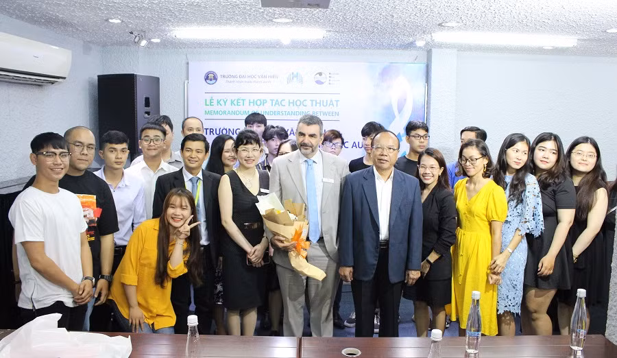 Hai bên chụp hình kỉ niệm.