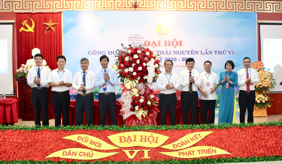 Lãnh đạo Đại học Thái Nguyên tặng hoa chúc mừng Đại hội.