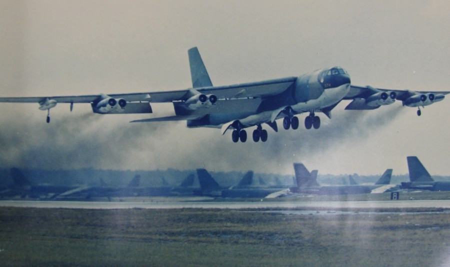 Một máy bay ném bom B-52 cất cánh từ Căn cứ Không quân Andersen trong "Chiến dịch Linebacker II". Một máy bay ném bom B-52 cất cánh từ Căn cứ Không quân Andersen trong "Chiến dịch Linebacker II".