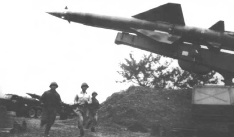 Tên lửa SA-75 ở miền Bắc Việt Nam chuẩn bị sẵn sàng bắn vào máy bay Mỹ. Tên lửa SA-75 ở miền Bắc Việt Nam chuẩn bị sẵn sàng bắn vào máy bay Mỹ.