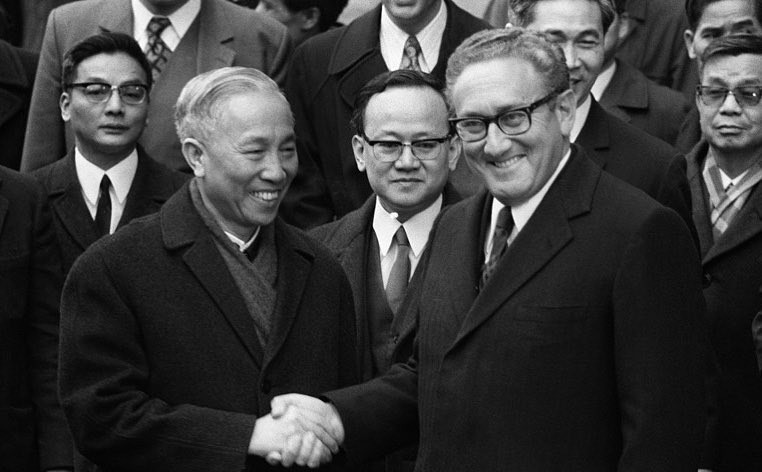 Cố vấn An ninh Quốc gia Hoa Kỳ Henry Kissinger bắt tay trưởng phái đoàn đàm phán Việt Nam Lê Đức Thọ, sau khi ký kết Hiệp định Hòa bình Paris vào ngày 23/1/1973, tại Paris-Pháp. Cố vấn An ninh Quốc gia Hoa Kỳ Henry Kissinger bắt tay trưởng phái đoàn đàm phán Việt Nam Lê Đức Thọ, sau khi ký kết Hiệp định Hòa bình Paris vào ngày 23/1/1973, tại Paris-Pháp.