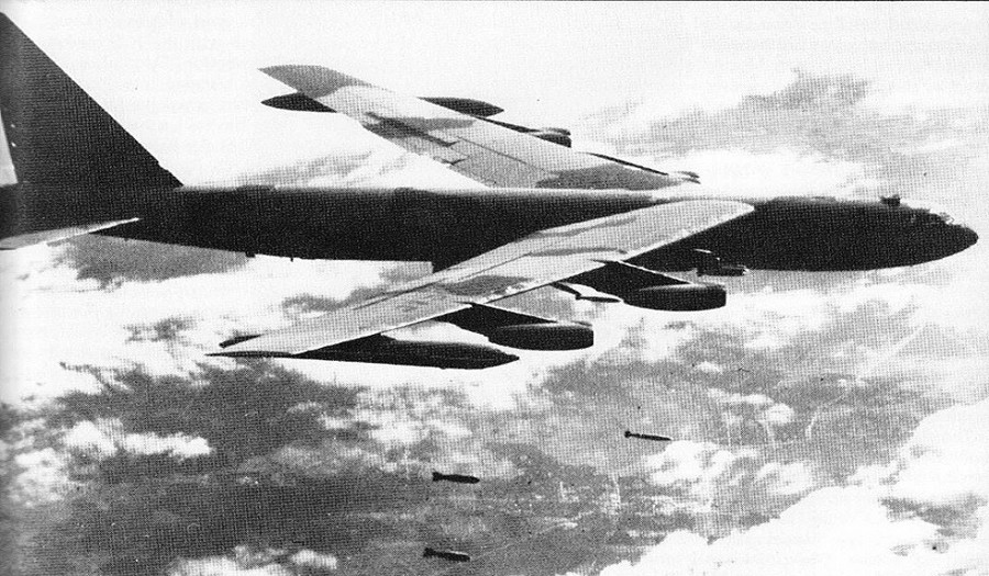 Máy bay ném bom B-52 của Mỹ bay qua Đông Nam Á trong Chiến tranh Việt Nam. Máy bay ném bom B-52 của Mỹ bay qua Đông Nam Á trong Chiến tranh Việt Nam.