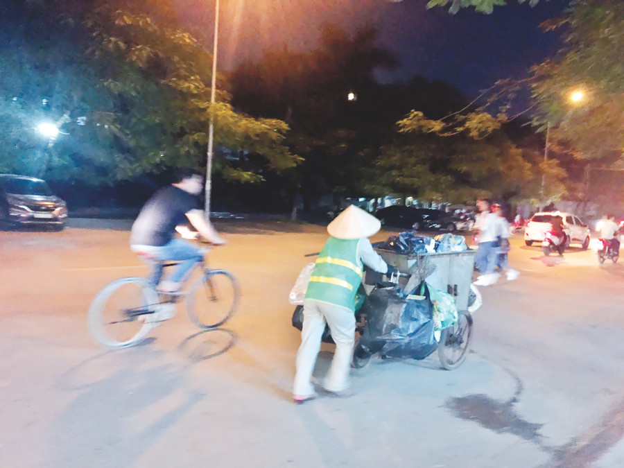 Khi thành phố sáng đèn cũng là thời điểm những công nhân vệ sinh môi trường tất bật với công việc của mình.