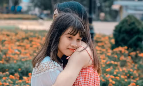 Vì sao con người nên ôm nhau?