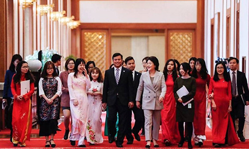 Nhóm sinh viên Việt Nam tiêu biểu tại Hàn Quốc được Đệ nhất phu nhân Kim Jung-sook đón tiếp ở Nhà Xanh, Seoul hồi tháng 3. sinh viên Việt Nam tiêu biểu tại Hàn Quốc được bà Kim Jung-sook đón tiếp tại Nhà Xanh