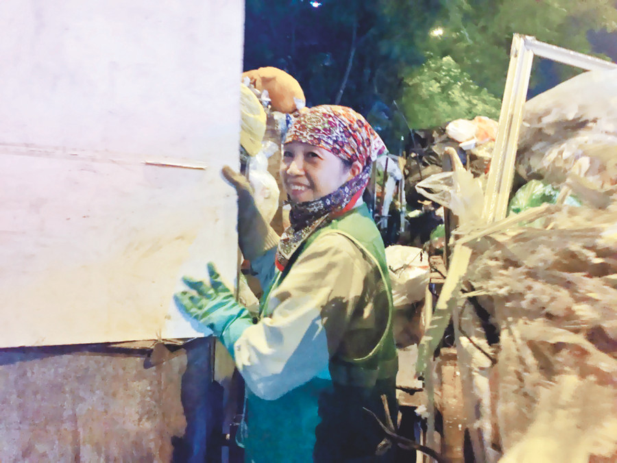 Chị Nguyễn Thị Duyên, Xuân La, Tây Hồ cho biết, làm nghề này chỉ được “ăn với chồng nửa bữa, ngủ với chồng nửa đêm”