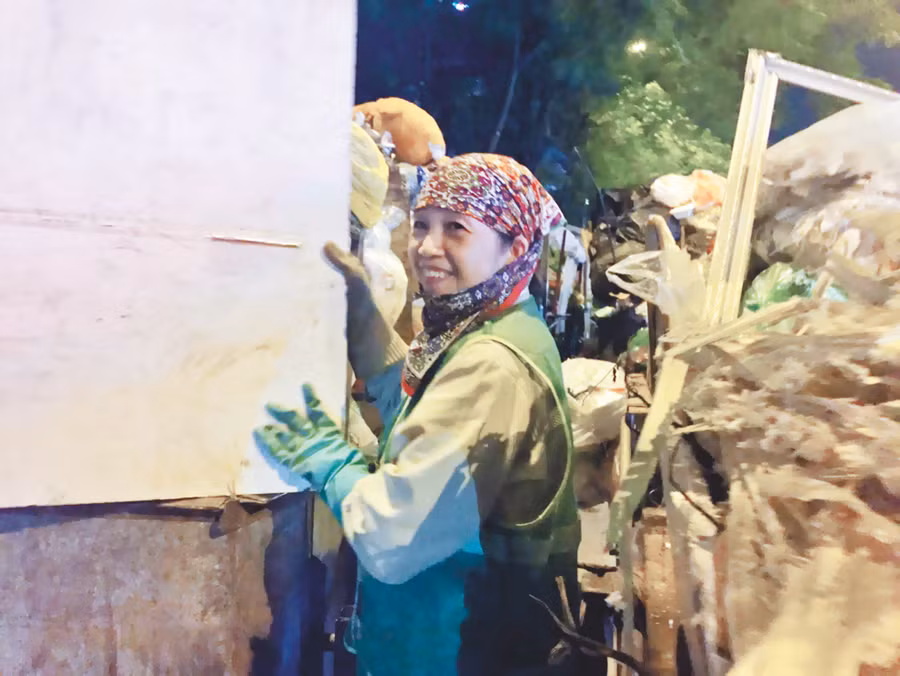 Chị Nguyễn Thị Duyên, Xuân La, Tây Hồ cho biết, làm nghề này chỉ được “ăn với chồng nửa bữa, ngủ với chồng nửa đêm”