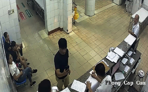 Người nhà bệnh nhân dùng điện thoại quay cảnh bác sĩ làm việc. Người nhà bệnh nhân dùng điện thoại quay cảnh bác sĩ làm việc. Ảnh: Cắt từ vi deo