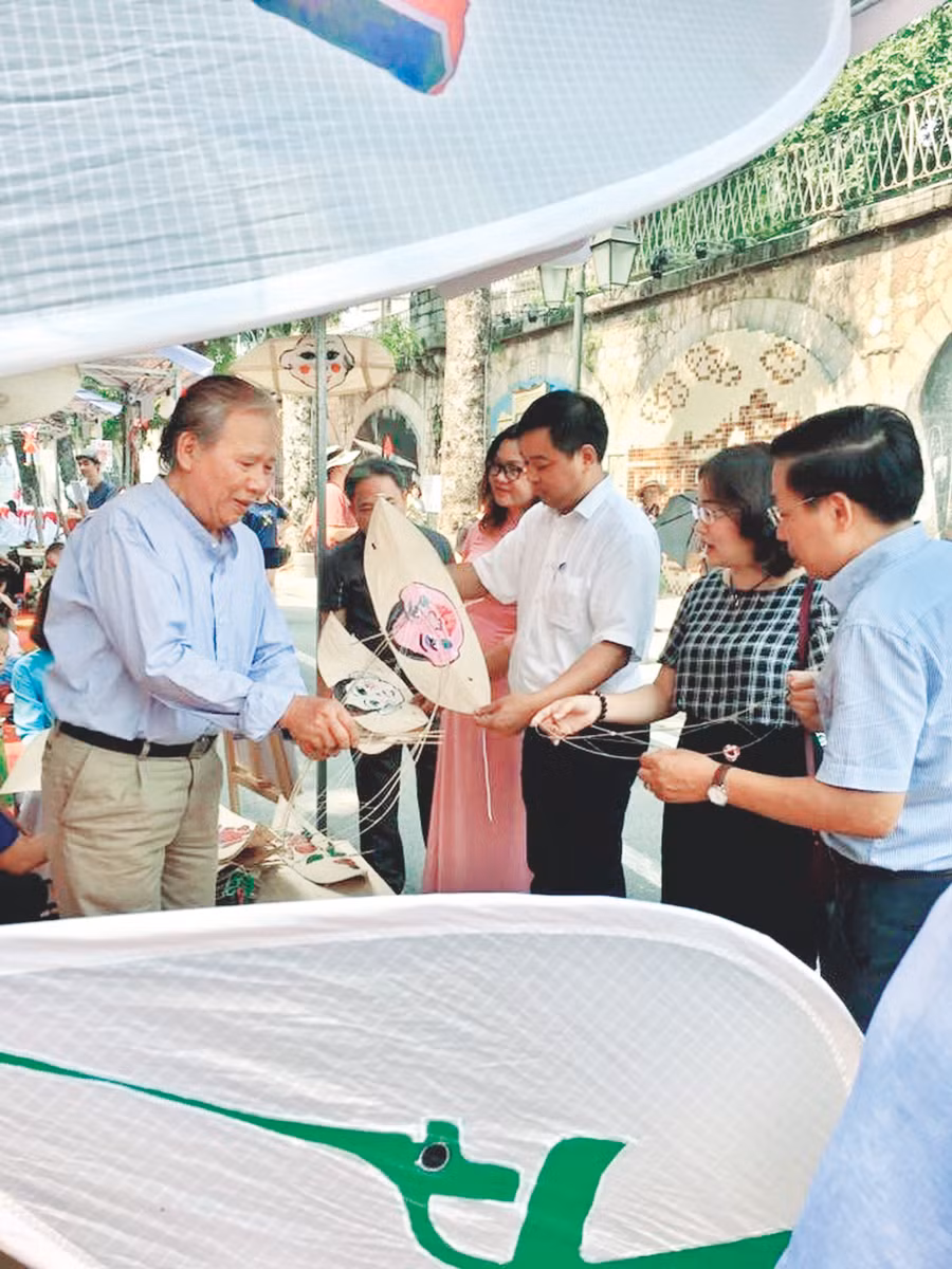 Nghệ nhân làm diều hướng dẫn trực tiếp công chúng kỹ thuật cổ truyền đặc sắc tại phố đi bộ