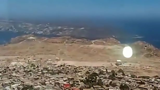 Video: UFO hình đốm sáng bí ẩn lơ lửng trên bầu trời Chile hình ảnh 1 video: ufo hinh dom sang bi an lo lung tren bau troi chile hinh anh 1