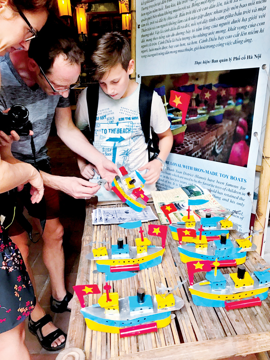 Du khách nước ngoài tò mò với đồ chơi truyền thống ở phố cổ Hà Nội