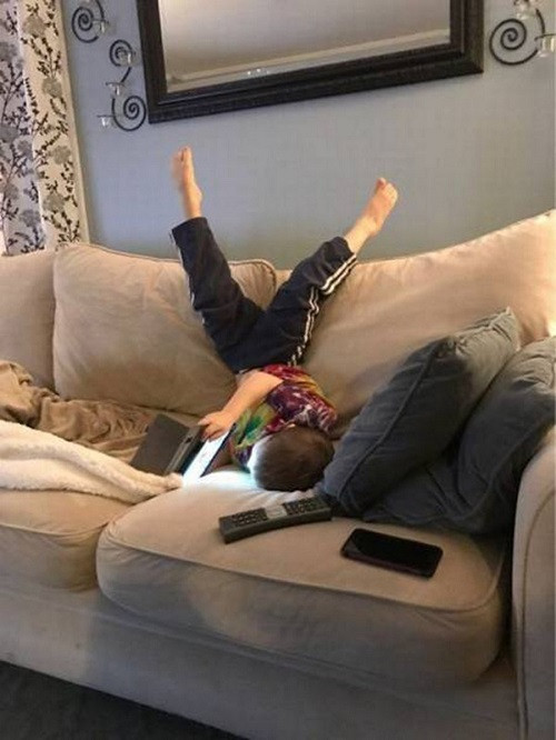 Tư thế nằm khó hiểu của bé yêu.