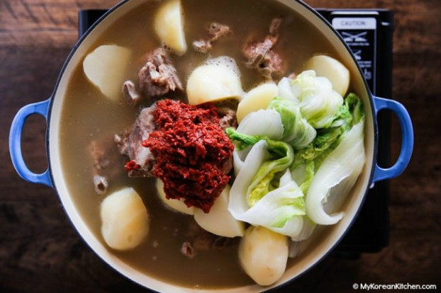 Trời lạnh, kết hợp xương heo với khoai tây theo công thức này là có bữa tối ngon xuất sắc ảnh 7 Trời lạnh, kết hợp xương heo với khoai tây theo công thức này là có bữa tối ngon xuất sắc 6